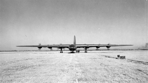 飛行員拼死炸燬大壩,1.3億噸洪水湧向下游,數千人 睡夢中被沖走 飛行員拼死炸燬大壩,1.3億噸洪水湧向下游,數千人 睡夢中被沖走