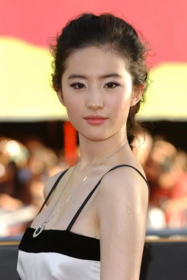 34歲的劉亦菲這顏值絕了