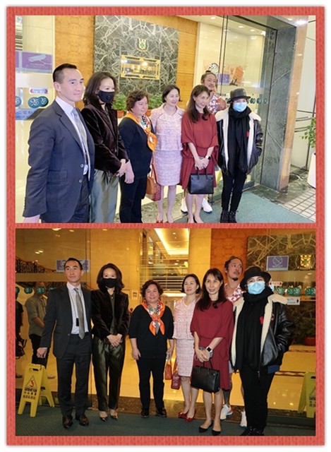 何超瓊真的很有範,穿一身粉色挺高階,一群人合照也很惹眼 何超瓊真的很有範,穿一身粉色挺高階,一群人合照也很惹眼