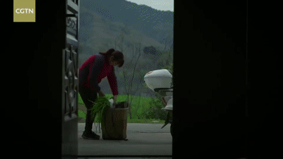 “中國最溫情火車”，1塊錢票價：有人賣菜吆喝，有人畫畫讀書…