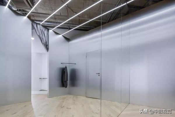 半年收入20億、時尚大片座上賓、江南布衣靠什麼走紅25年？