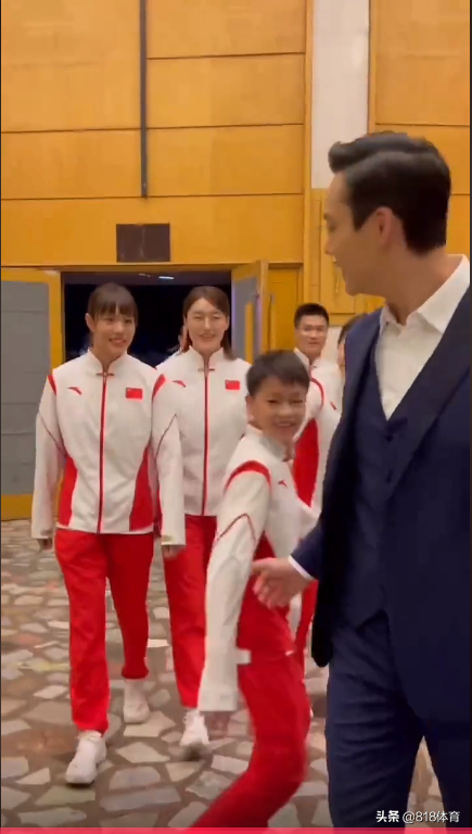 社交牛逼症!全紅嬋追星男神陳偉霆,自來熟講粵語,王涵:紅姐你去哪 社交牛逼症!全紅嬋追星男神陳偉霆,自來熟講粵語,王涵:紅姐你去哪