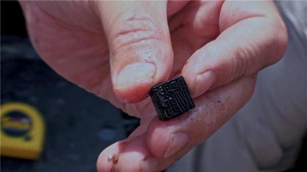 山東挖掘千年古墓，棺中積水清澈見底，墓主人全身漆黑，他是誰？