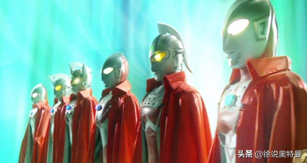 奧特曼擁有披風,是力量的象徵,還是王者?特利迦:給我來件 奧特曼擁有披風,是力量的象徵,還是王者?特利迦:給我來件