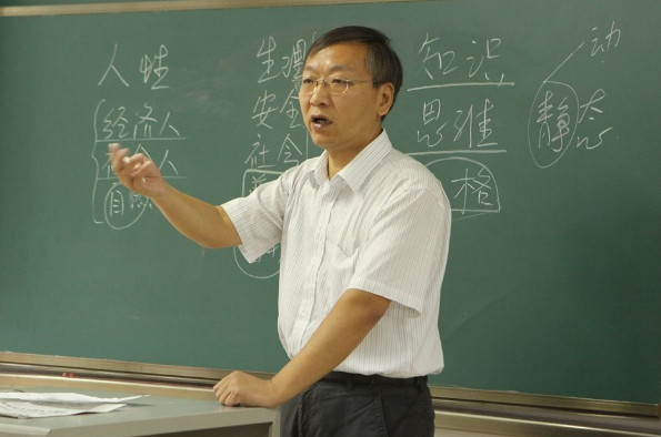 高校教師撞臉女星Lisa，顏值超高不輸本尊，網友想復讀重新高考