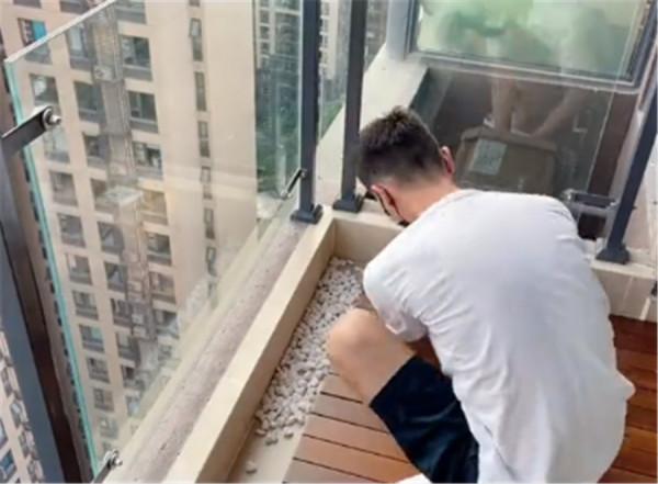24歲小夥用一個月工資，改造小陽臺，花一點錢改成自己喜歡的樣子