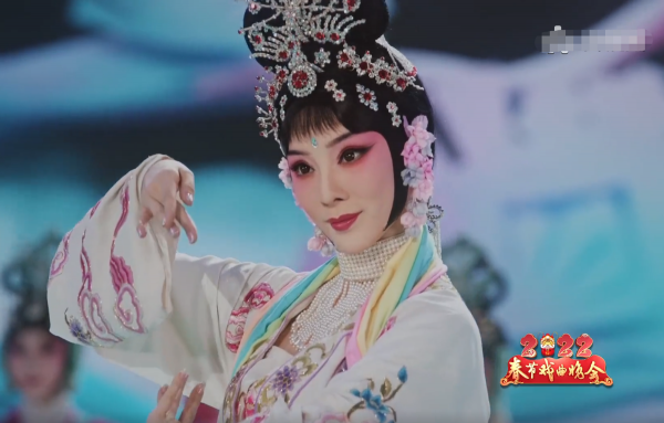 35歲央視李思思素顏健身！穿碎花褲臉頰紅潤，單手掐腰身段完美