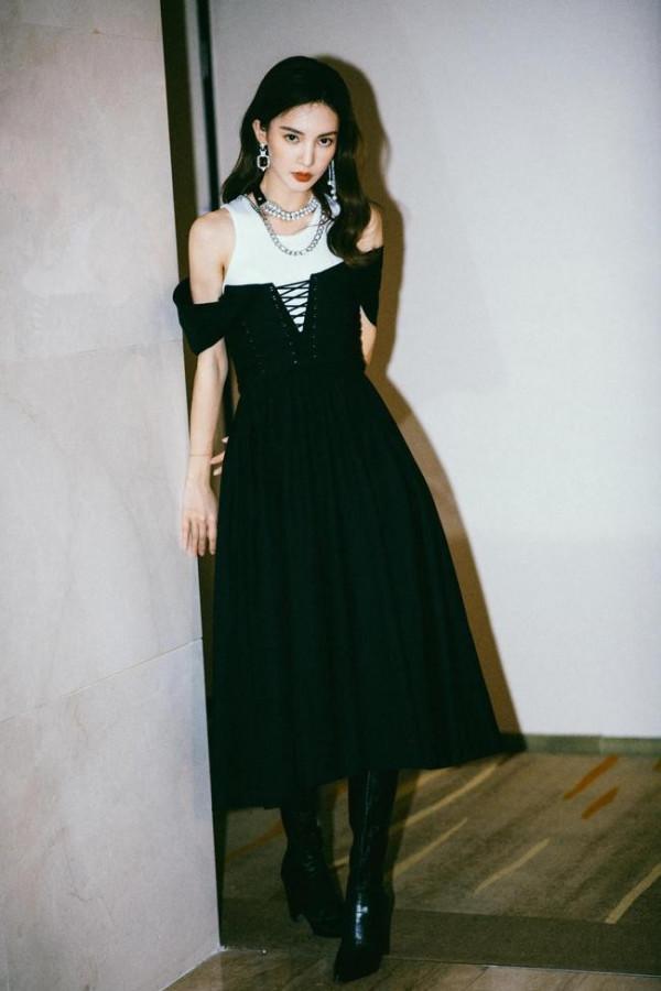 金晨雖然很瘦,但能看見肌肉和腹肌,白衣黑裙也難掩強大氣場 金晨雖然很瘦,但能看見肌肉和腹肌,白衣黑裙也難掩強大氣場