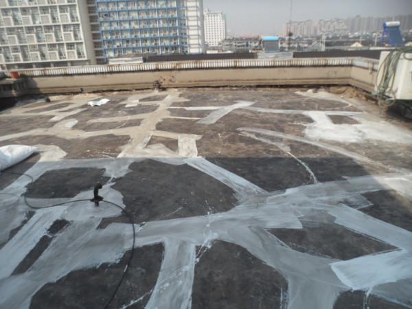 教你一個樓頂漏水維修的小方法，樓頂漏水用什麼材料好