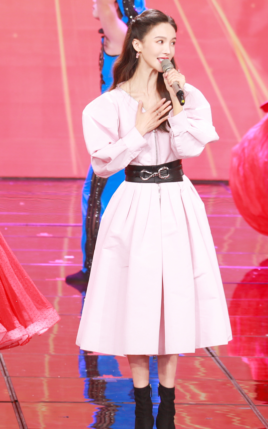 元宵晚會最驚豔女星：萬茜金絲絨，金晨粉嫩，林允穿著剪紙出來了