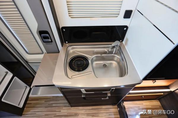 這臺房車有5種充電方式，車內電器語音控制，衛生間也是乾溼分離