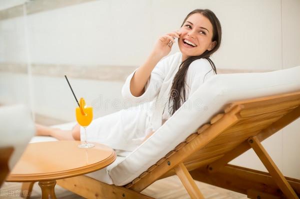 60歲大媽拒絕47歲男保姆的表白：我的財產有繼承人，你別做夢了