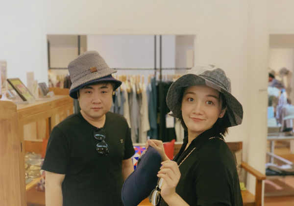 喬杉7歲女兒當模特走秀！化煙燻妝塗黑口紅，父女兩人共用一張臉