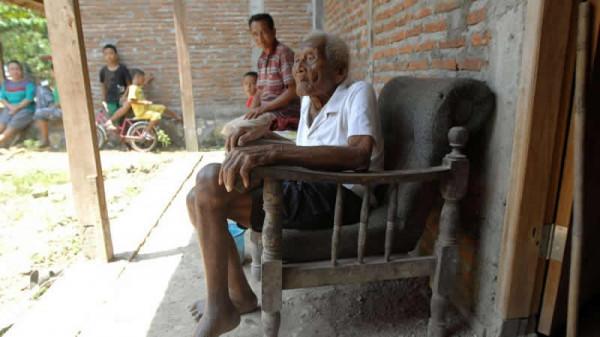 4年前，印尼一名146歲的老翁去世，官方承認他的年齡，吉尼斯不認