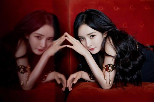 楊冪穿高開叉拼接禮服秀美腿，優雅不失時髦，心臟又被狙擊到了