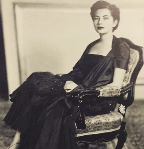 伊朗美豔王后：18歲被寵上天，30公斤婚紗鑲滿珠寶，8年不孕被棄