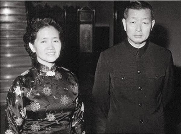 中國大使參加摩洛哥國王宴會,士兵闖入開槍掃射,眾人倒在血泊中 中國大使參加摩洛哥國王宴會,士兵闖入開槍掃射,眾人倒在血泊中