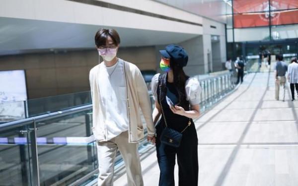 伊能靜雖然已經年過半百了，但與兒子牽手出門，感覺卻更像姐弟