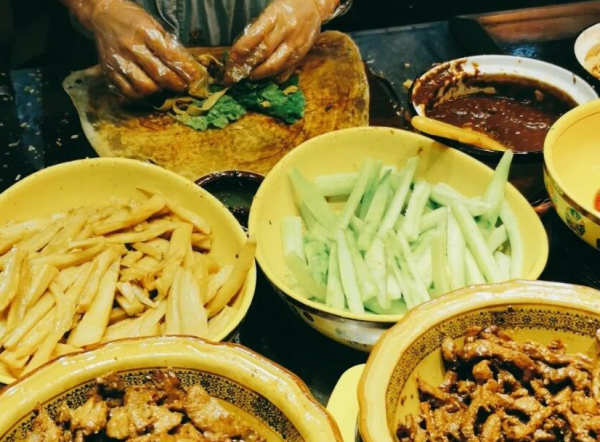 廣東捲餅攤,因老闆娘顏值走紅,人實在太多,有人跑了5次才吃上 廣東捲餅攤,因老闆娘顏值走紅,人實在太多,有人跑了5次才吃上