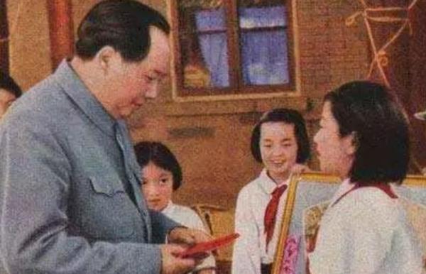 毛主席請一安徽姑娘參加開國大典,卻被拒絕,2年後專人護送來京 毛主席請一安徽姑娘參加開國大典,卻被拒絕,2年後專人護送來京