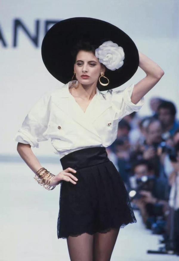 80年代的造型至今仍典雅，每一套都值得借鑑，不愧是最時髦的女人