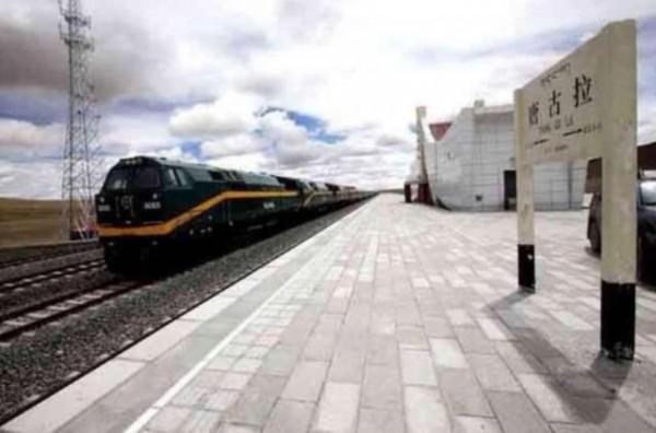 世界上海拔最高的鐵路車站，車站沒有人值守，列車到站也不停靠