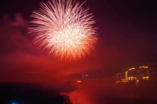 【網路中國節】月色嬋娟永靖夜 焰火耀天映新春