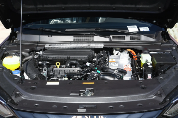 奕炫MAX暗夜版：軸距2770mm，搭載1&period;5T&plus;E-CVT，配雙獨立懸掛