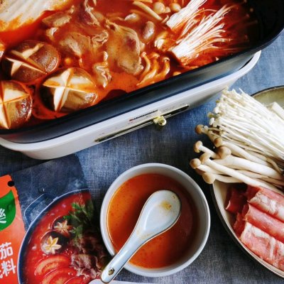 把全家人征服的番茄肥牛菌蔬火鍋，好吃到過分