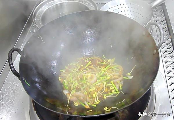飯店都買不到的“河南炒麵條”，這個做法不粘鍋不糊底，勁道焦香