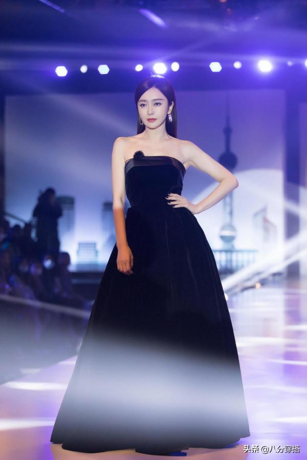 秦嵐私服穿搭也驚豔,T恤配牛仔裙簡約利落,舒適隨性又有氣場 秦嵐私服穿搭也驚豔,T恤配牛仔裙簡約利落,舒適隨性又有氣場