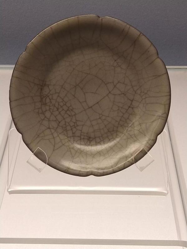 再說上博哥窯的開片和口沿的老舊