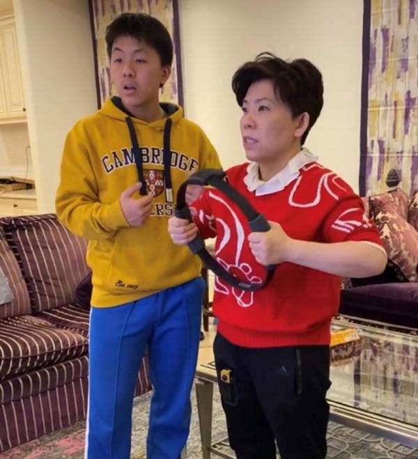 國乒後繼有人！鄧亞萍15歲兒子再奪冠軍，近10個月狂攬9塊獎牌