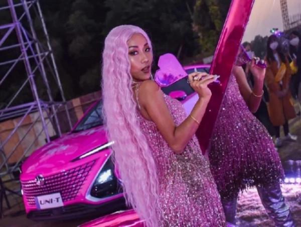 吉克雋逸穿上“死亡芭比粉”,生圖對比精修,不敢相信這是一人? 吉克雋逸穿上“死亡芭比粉”,生圖對比精修,不敢相信這是一人?