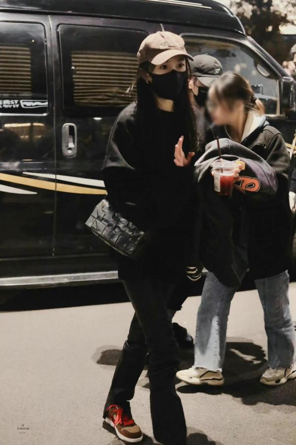 楊冪私服來了，棒球帽手裡拿著皮衣，穿著皮褲，這也太苗條了