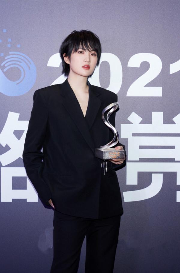 姚安娜風格大變差點認不出!氣場“蓋過”姐姐!全黑穿搭星味十足 姚安娜風格大變差點認不出!氣場“蓋過”姐姐!全黑穿搭星味十足