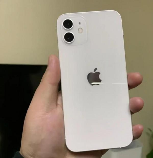 為何現在的手機電池越來越大