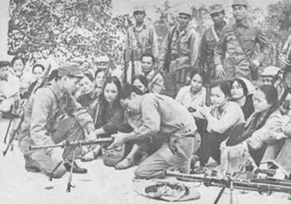 84年，越軍罵陣還朝哨所尿尿，駱科邦一擊將其斃命，越南懸賞3萬