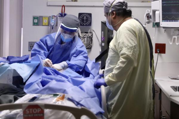 美國醫護人員崩潰：像被推到了懸崖邊