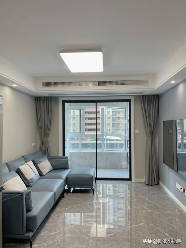 她家花了20萬裝修，全屋網紅灰，漂亮又耐髒，木匠打櫃子也很滿意