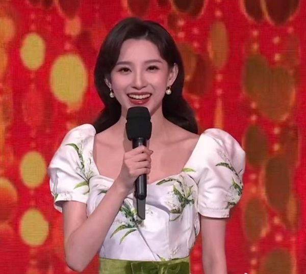 春晚女星戰袍大PK：李宇春時尚，趙麗穎最美，張小斐的大衣上熱搜