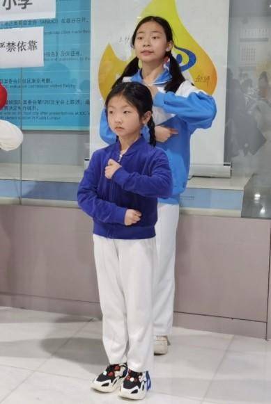 冬奧會&OpenCurlyDoubleQuote;小鴿子&rdquo;背後的故事：排練中大幫小，休息時看書學習