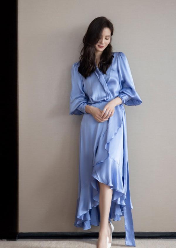 劉詩詩當媽後氣質更高階，穿緞面裙優雅又貴氣，同齡人中拔尖