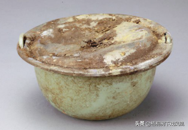 2017年幾個山東人到內蒙古盜墓，租用一臺挖掘機，稱是“挖沙子”