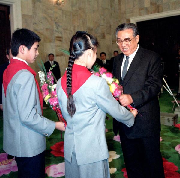 朝鮮圖片展：金日成與兒童們在一起