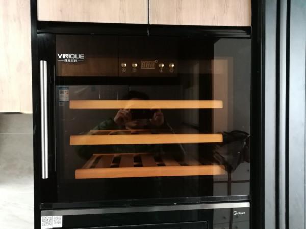 維尤尼科紅酒櫃｜開放式廚房的嵌入式設計