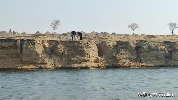 一個人毀掉一條河，口出狂言無人管？釣魚人：和諧社會救了他