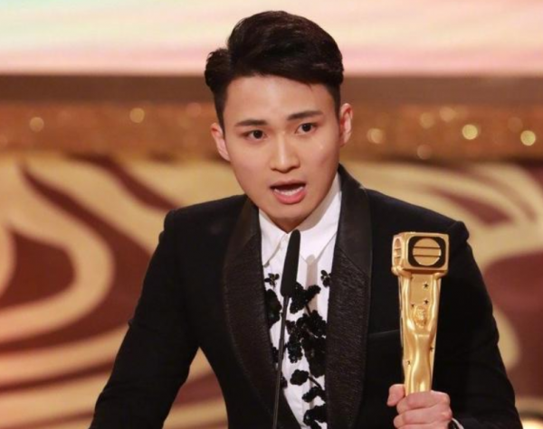 TVB上百位藝人出席活動,陳豪站C位,26歲男星首次站前排受力捧 TVB上百位藝人出席活動,陳豪站C位,26歲男星首次站前排受力捧