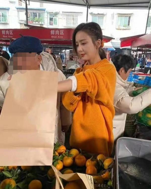 黃渤陳赫現身菜市場，擺攤賣果笑臉相迎，38歲佟麗婭生圖好驚豔