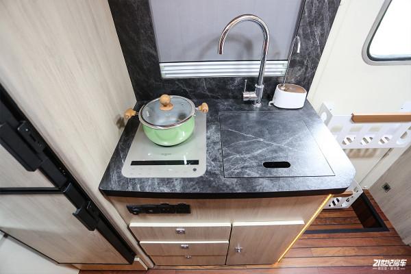 擁有德國MAN核心技術,6.9T+10AMT,藍牌C本,羅曼維爾德重卡房車 擁有德國MAN核心技術,6.9T+10AMT,藍牌C本,羅曼維爾德重卡房車